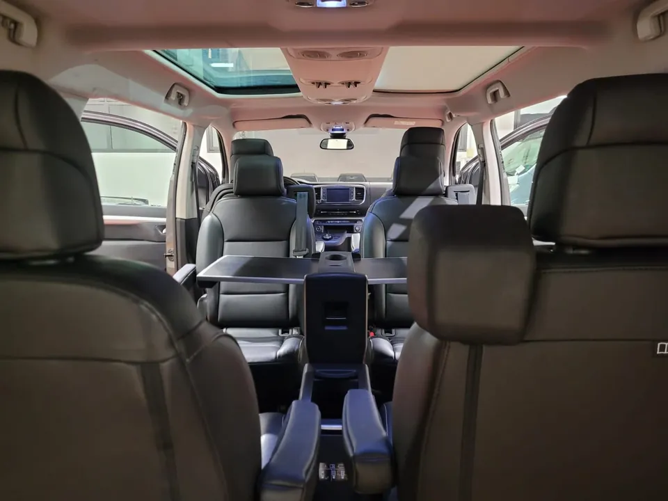 Habitacle panoramique du PEUGEOT Traveller pour 2 à 5 passagers