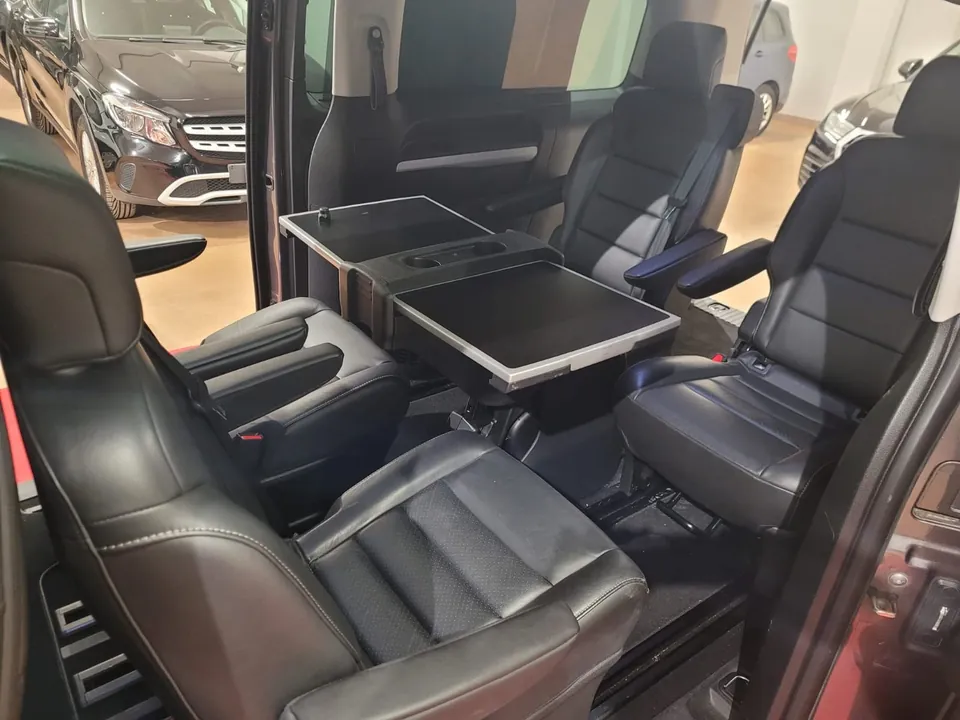 Configuration salon face à face du PEUGEOT Traveller