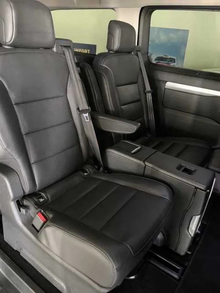 Sièges individuels en cuir du PEUGEOT Traveller