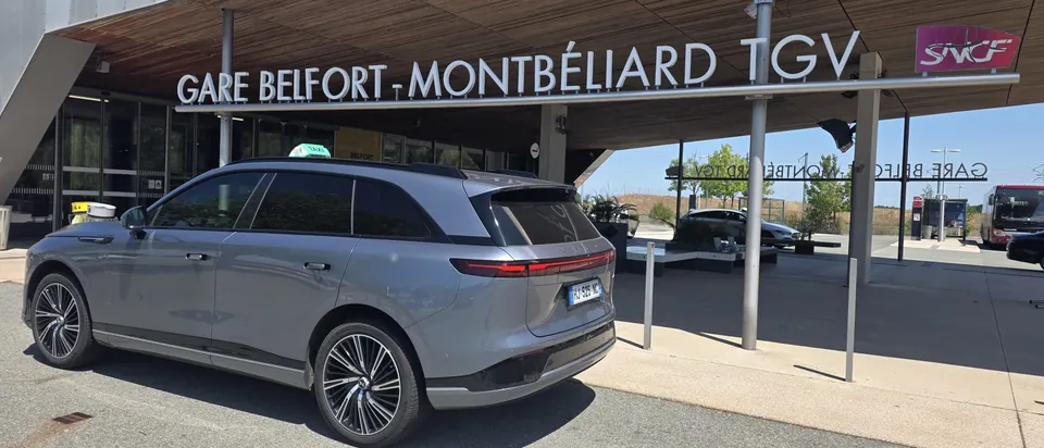 Taxi du Lion en XPENG G9 à la gare Belfort-Montbéliard TGV
