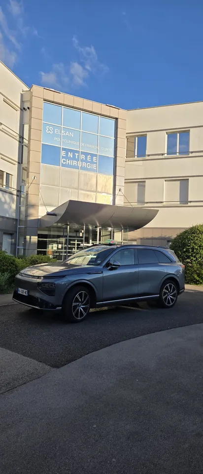 Taxi conventionné XPENG G9 devant la polyclinique de Franche-Comté